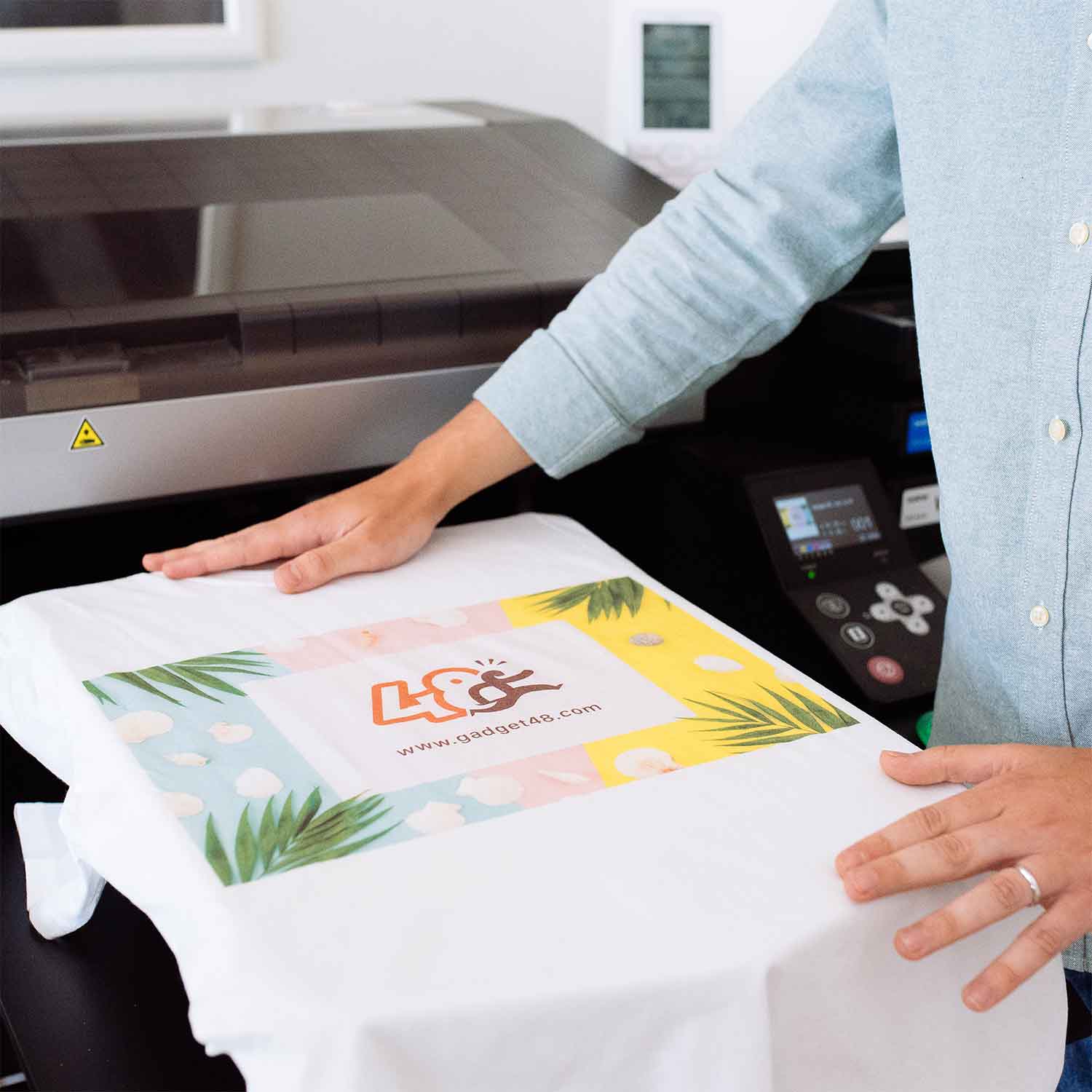 Stampa maglietta bianca Laboratorio di personalizzazione gadget